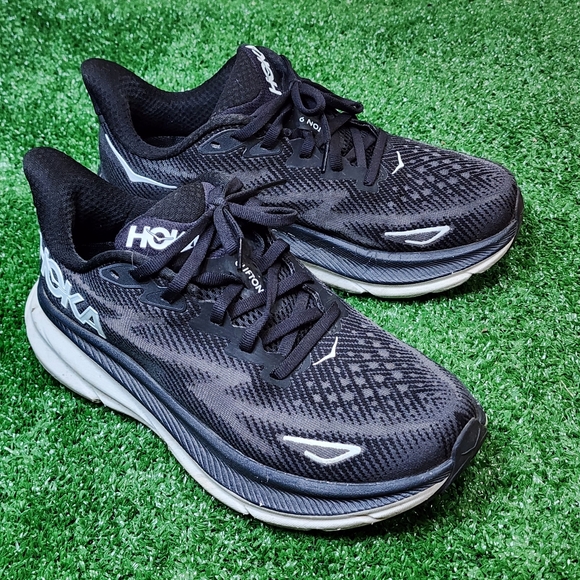 HOKA CLIFTON 9 - Womens Athletic Shoes - SIZE 7.B